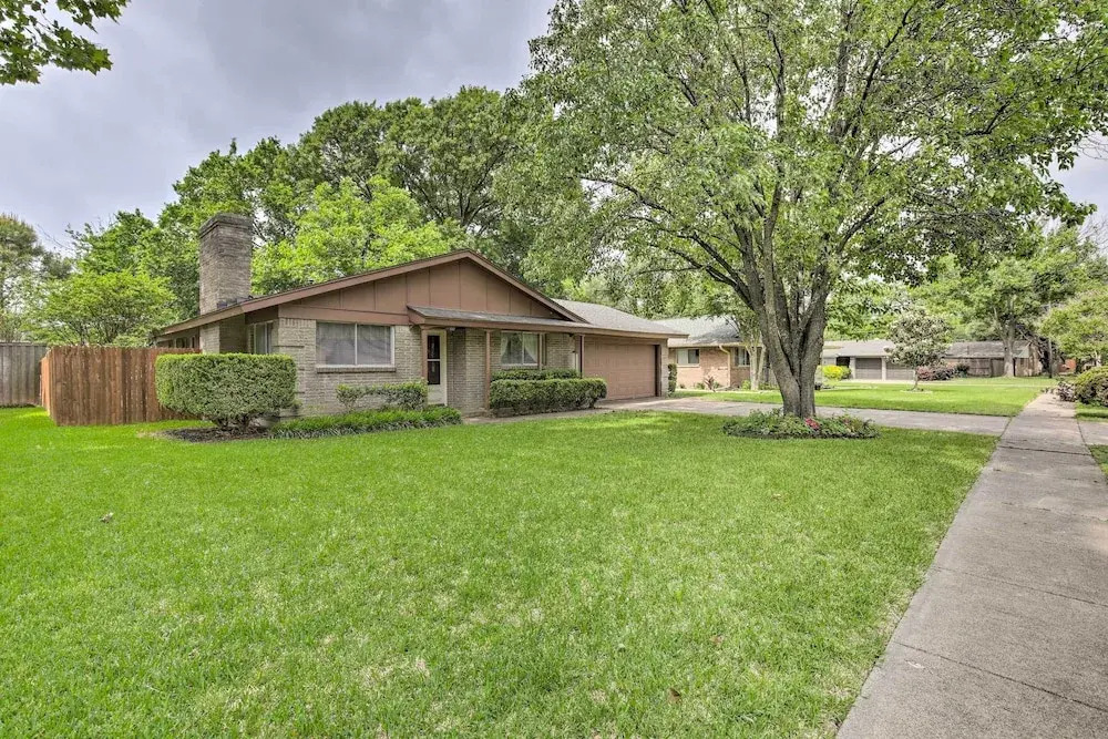 Home 1 Mi to University of Texas: Relax Fireside!
