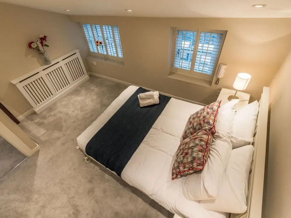 Pierce Brosnan Suite by 5STARSTAY