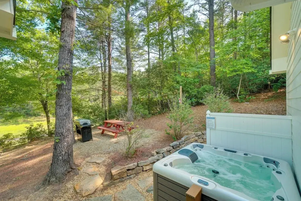 Helen Retreat w/ Hot Tub, 2 Mi to Downtown
