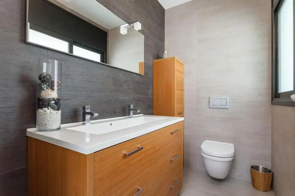 Moderna villa con piscina y amplio jardín
