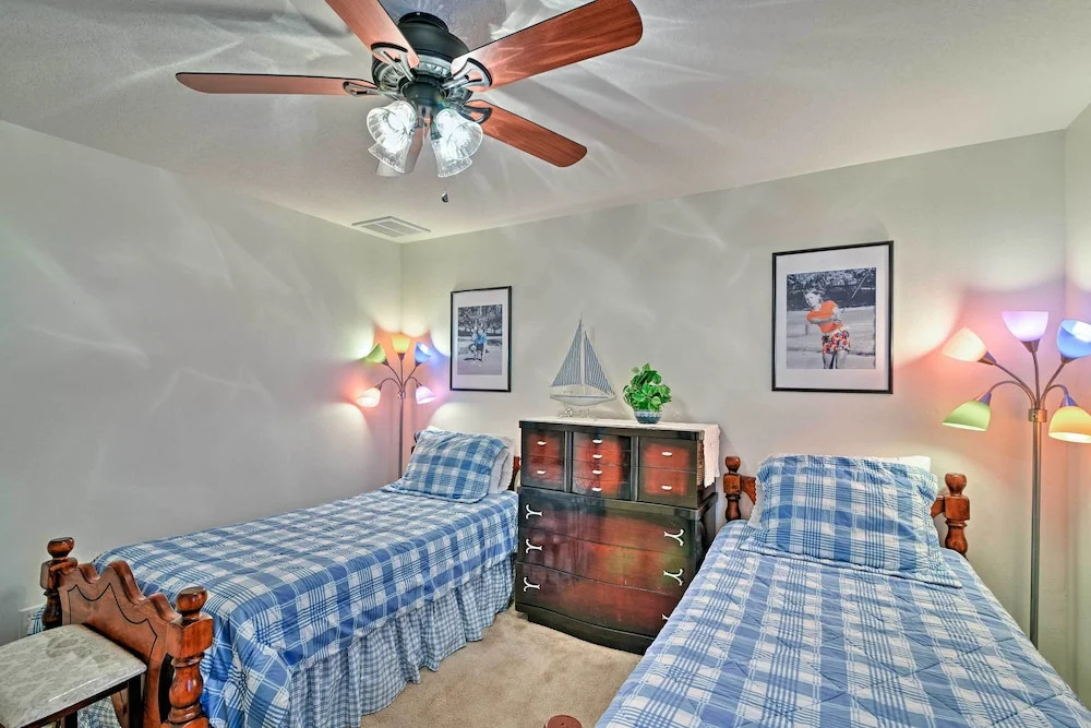 Bright Spring Hill Home: 5 Mi to Weeki Wachee Park