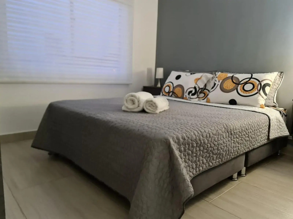 Apartaestudio en Pereira con vista al viaducto - Beatiful apartment with city view