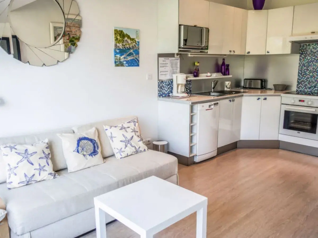 Athena Residence 9813