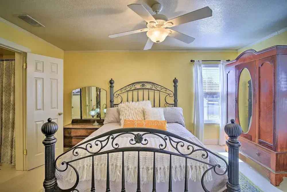 Grand Fredericksburg Retreat - Walk to Main St!