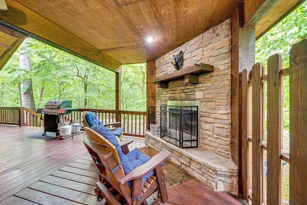 Private Hot Tub & Deck: Woodsy Broken Bow Retreat