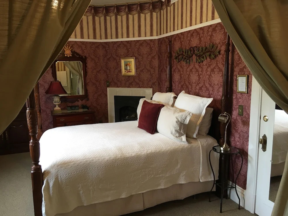 Churchill Manor