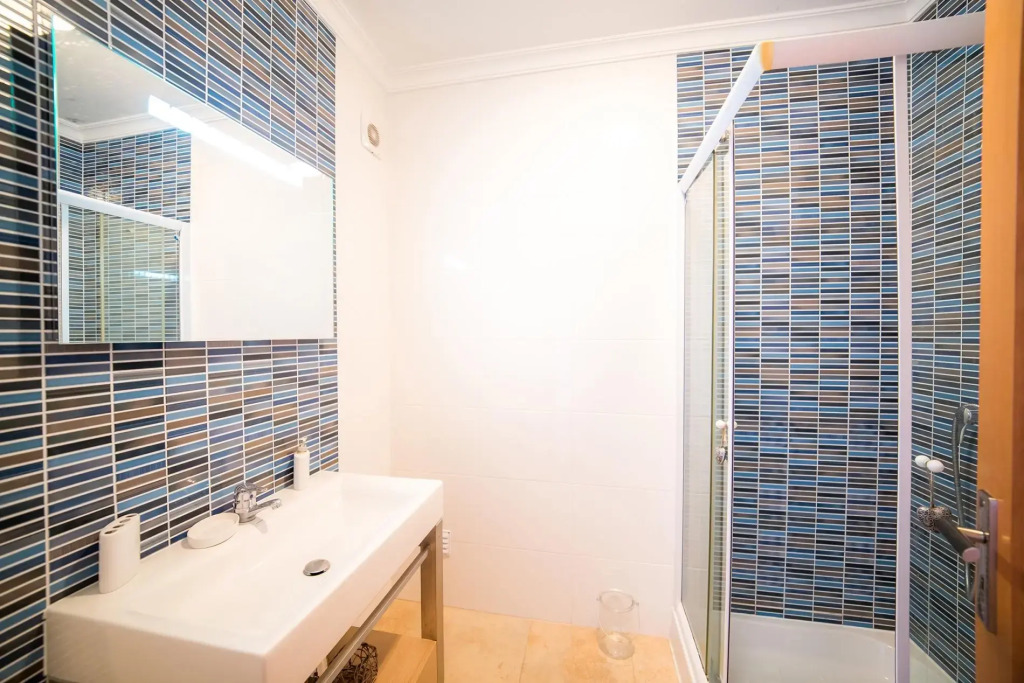 B05 - Lux & Pool Central Apartment