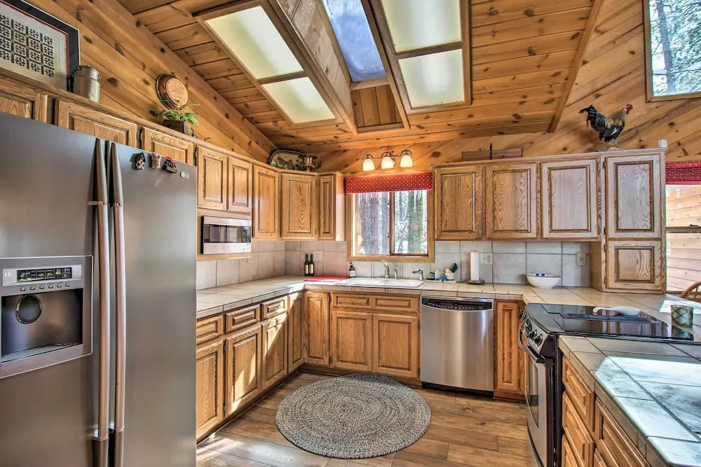 Pinetop Cabin w/ Private Patio on Eighth Green