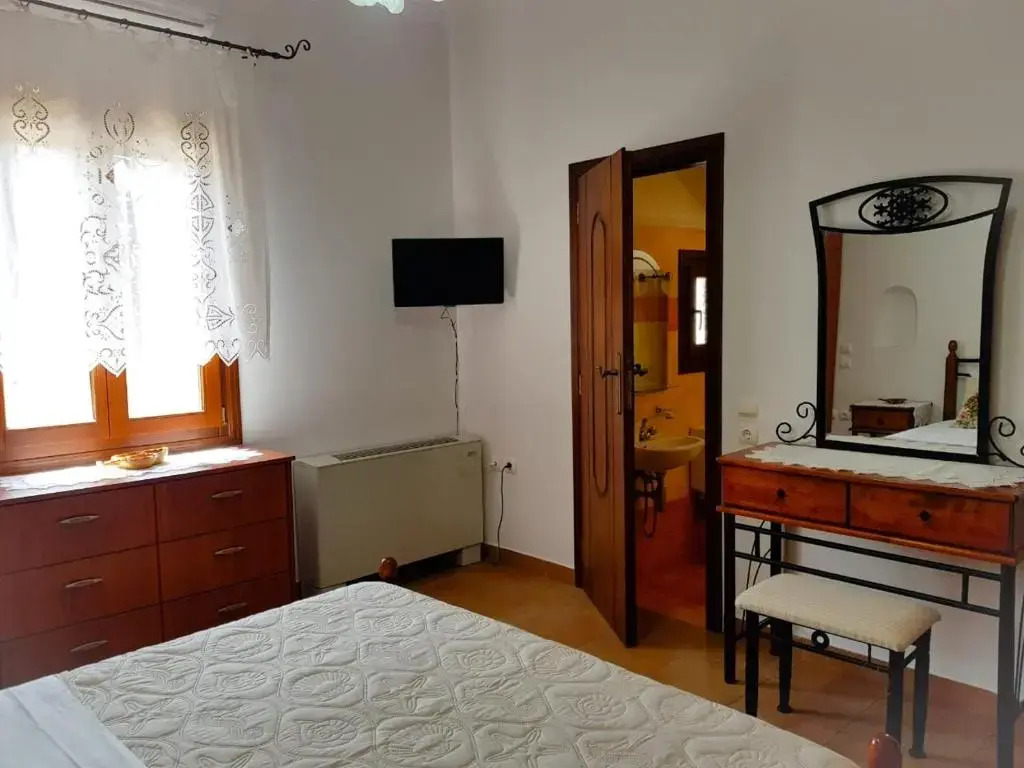 Sunshine house for 9, cozy set up,verandas, sea view.