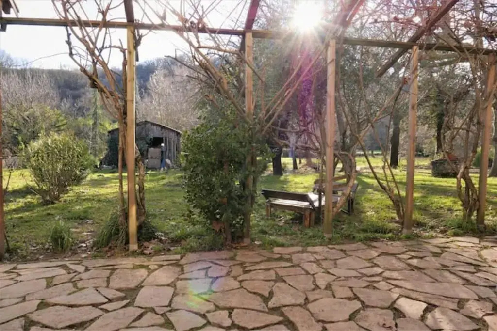Gites de la Lurette - agréable T2 indépendant dans cadre calme et verdoyant