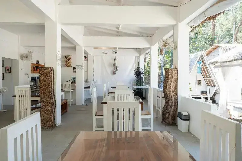 Costas De Liwa Bar & Beach Resort