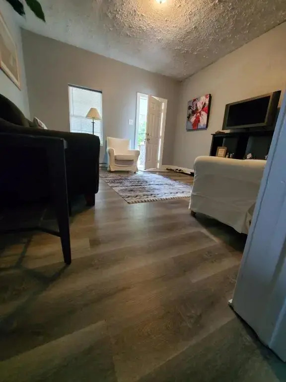 Minutes to Downtown! Long-Stays & Pets Welcome!