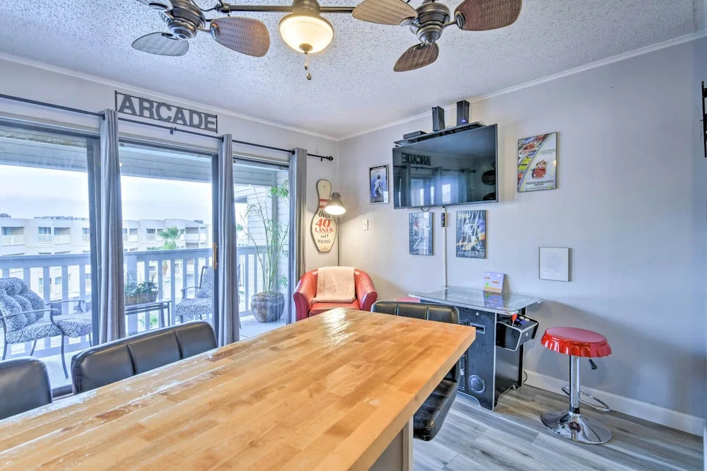 Beachfront Corpus Christi Condo w/ Arcade Room!
