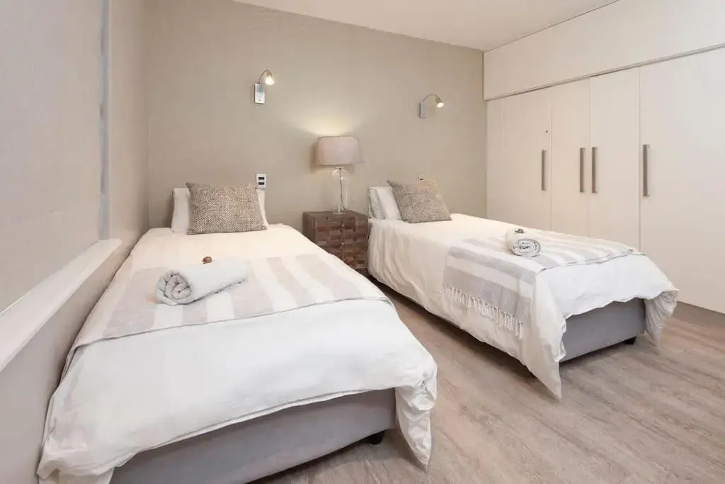 Marine Court 5 by BACK IN TOWN - 2Bedroom Ocean-facing Apt in Hermanus Centre