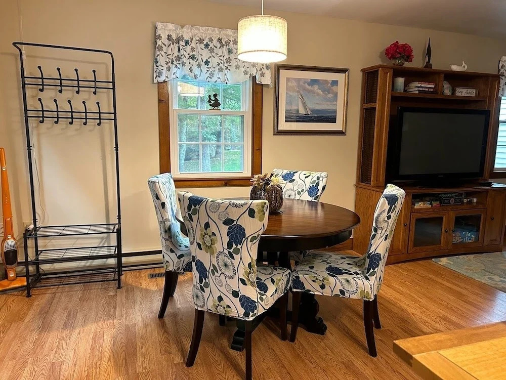 Cozy Bungalow Just Minutes From Mystic, Westerly Beaches, Boating And Casinos! 1 Bedroom Bungalow by RedAwning