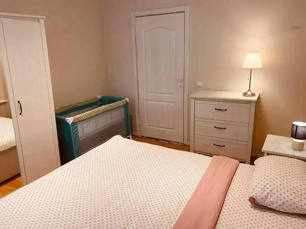 IGI WHITE FLAT with free private parking