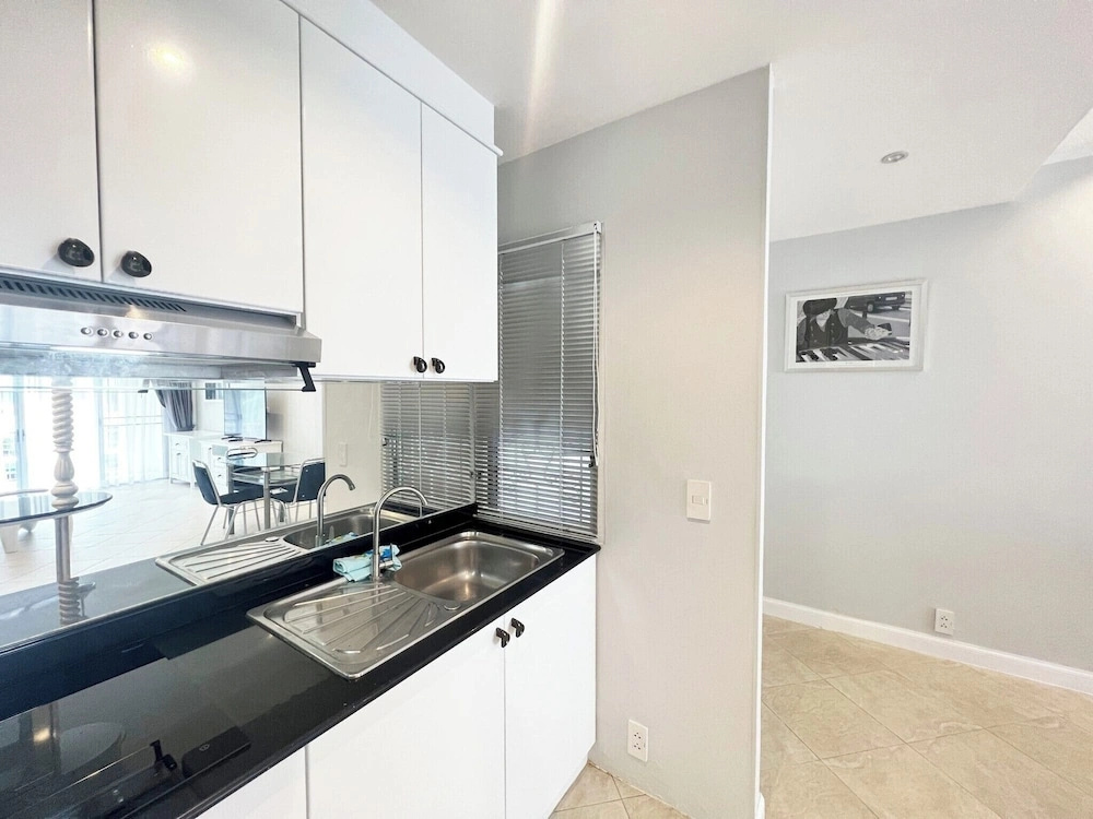 Modern Pool-view 1-bedroom Condo With Large Balcony - Baan Suan Jomtien