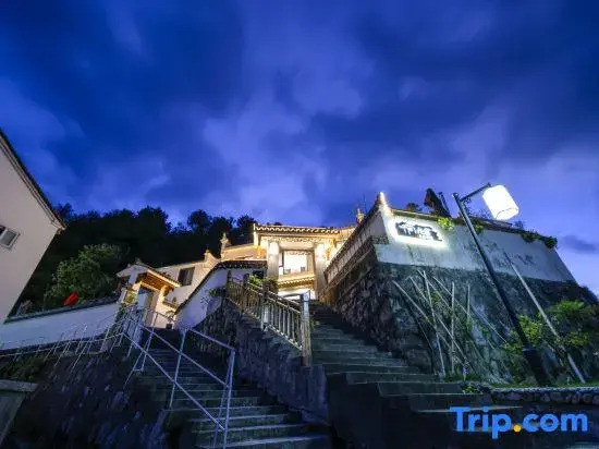 Jiuhuashan Jiushe Zizai Courtyard Homestay (On the Jiuhua Mountain Roushen Baodian)