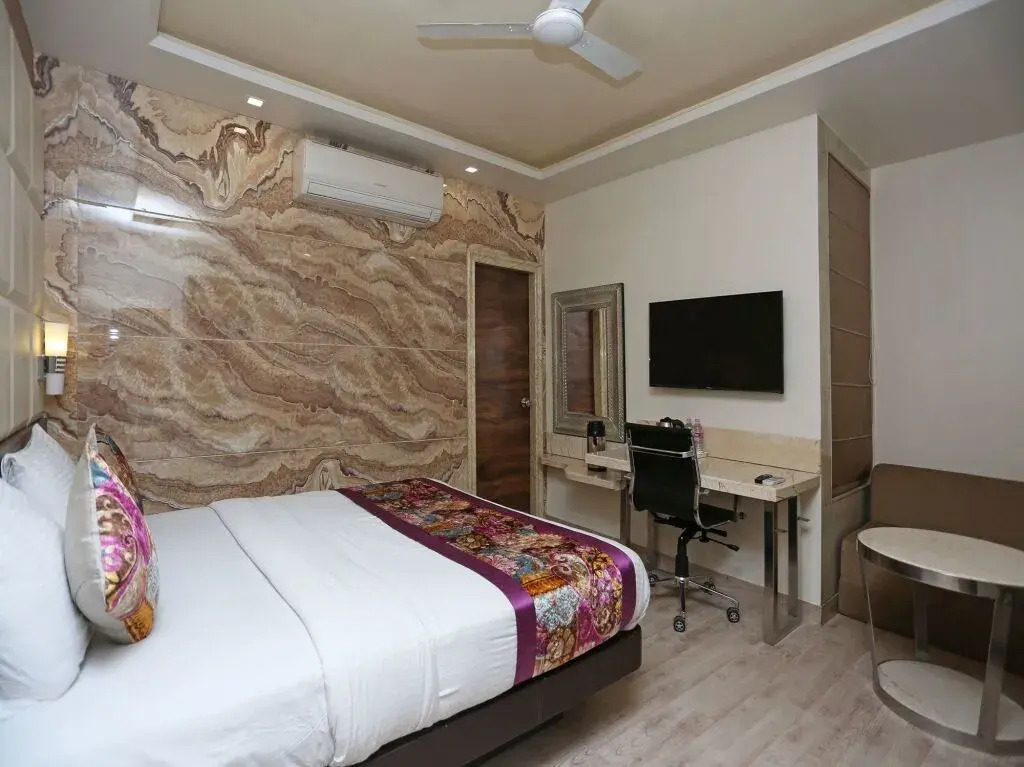 OYO 12172 Hotel Deep Premium