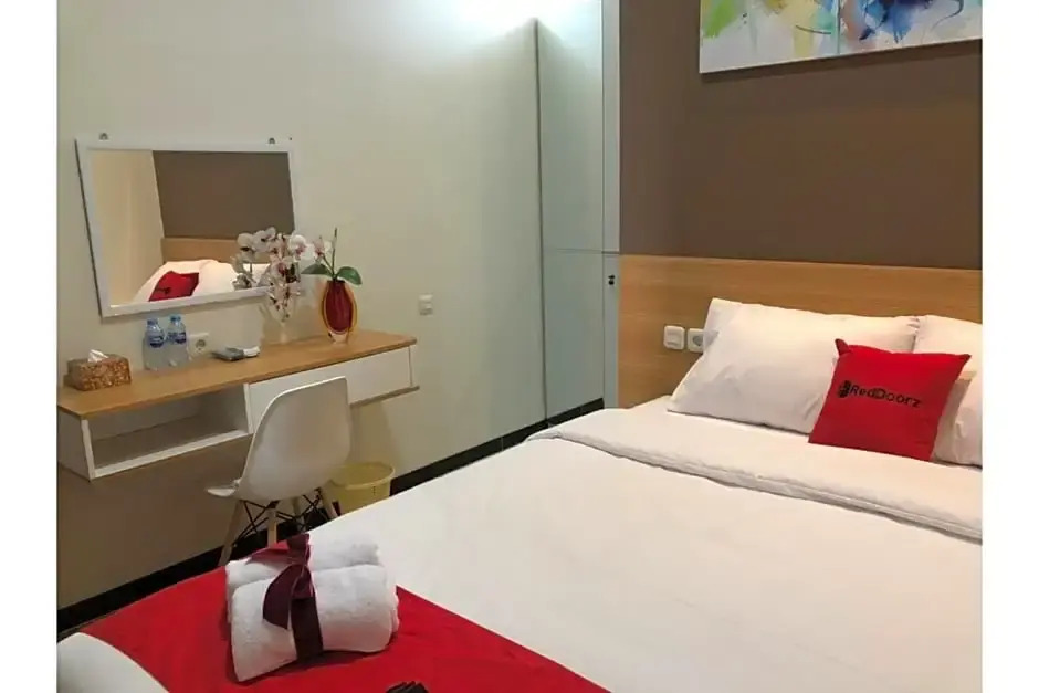 RedDoorz Plus @ Dukuh Kupang