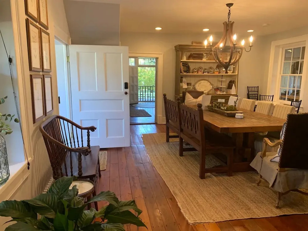 Historic Boyd Harvey House and Grounds 2 Bedroom Home by RedAwning
