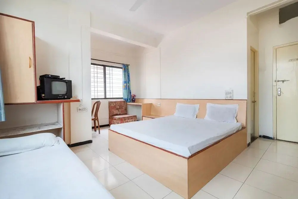 SPOT ON 37458 Hotel Rahi