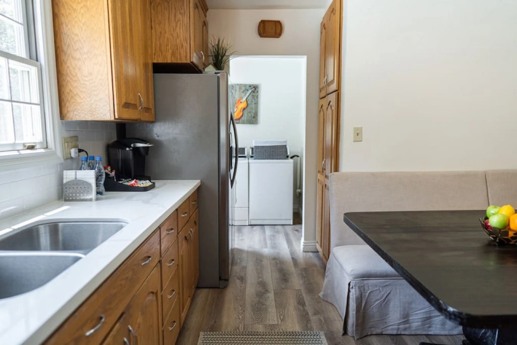 BEAUTIFUL 4-BEDROOM BURBANK HOME WITH SWIMMING POOL!  (p12)