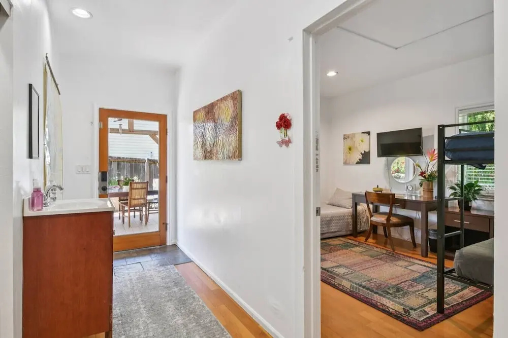 592 6 Bedrooms Walking Distance to Airport