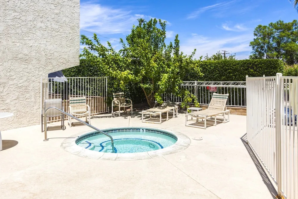 2BR Palm Springs Townhouse Hideaway by RedAwning