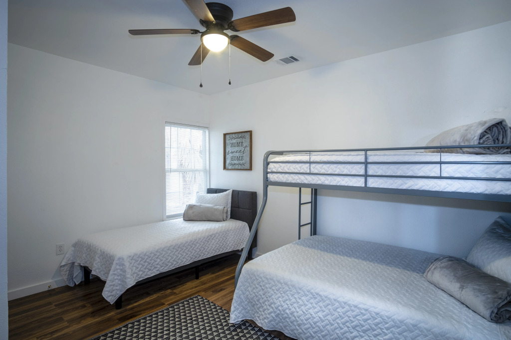 Downtown View Cozy 2br/1ba Home Sleeps 8