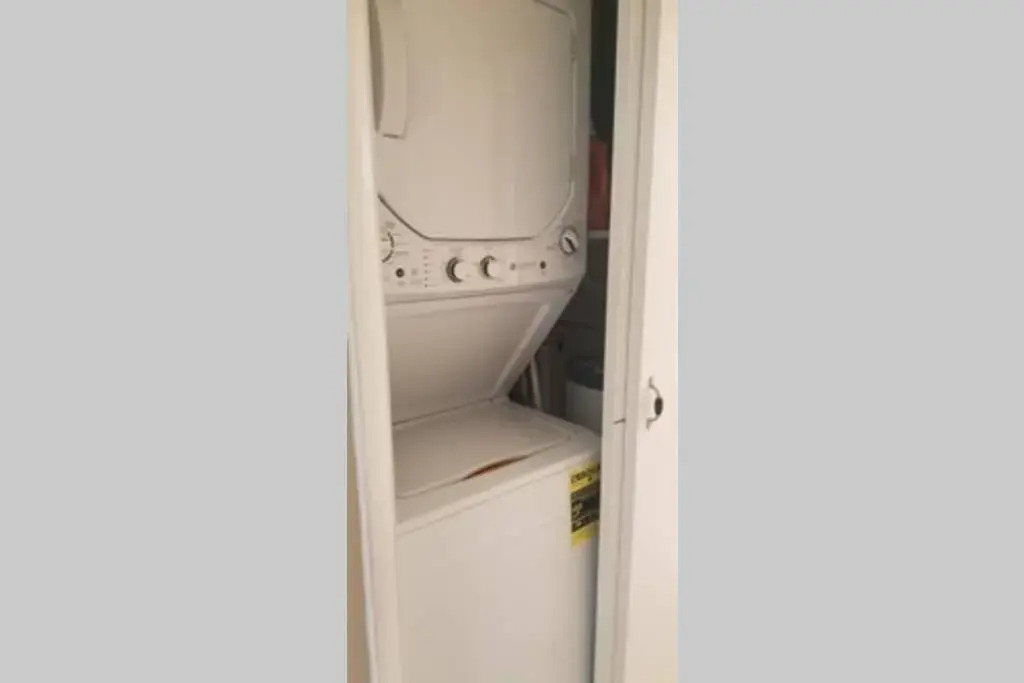 3220 NE 15th st. Unit 2