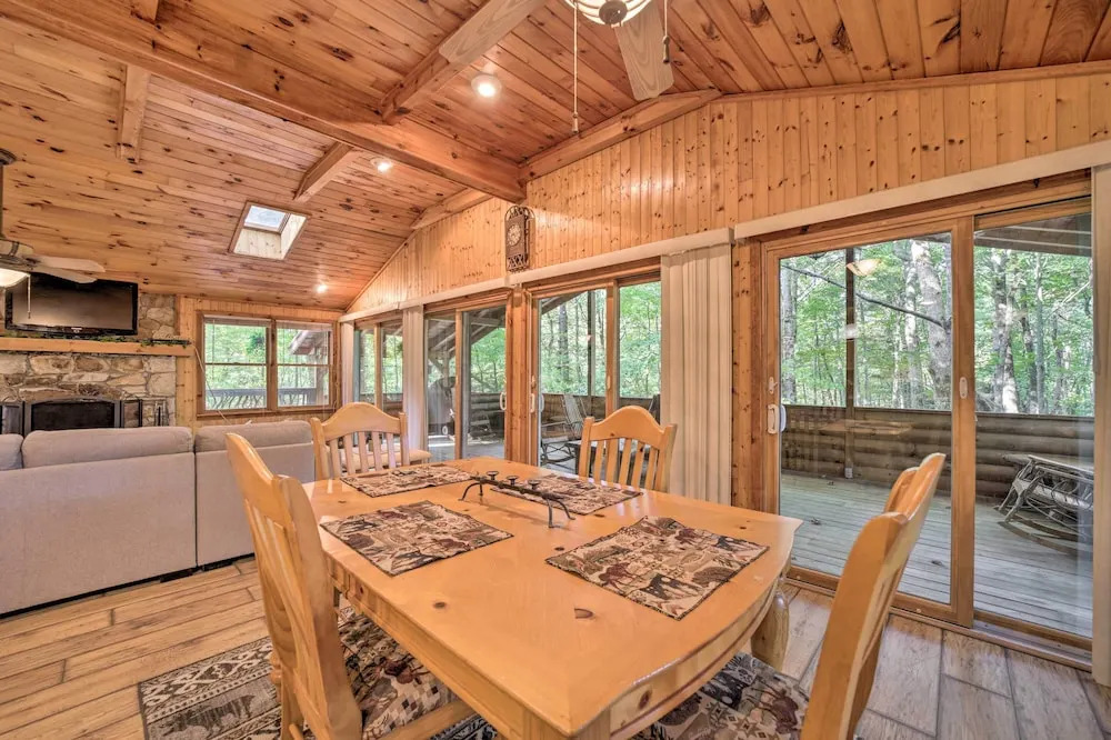 Fire Pit & Grill: Cozy Cabin in Lake Toxaway!