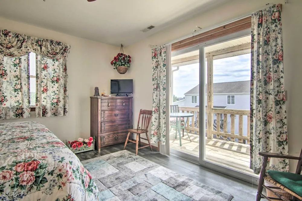 Chincoteague Townhome w/ Pony Views From Deck!