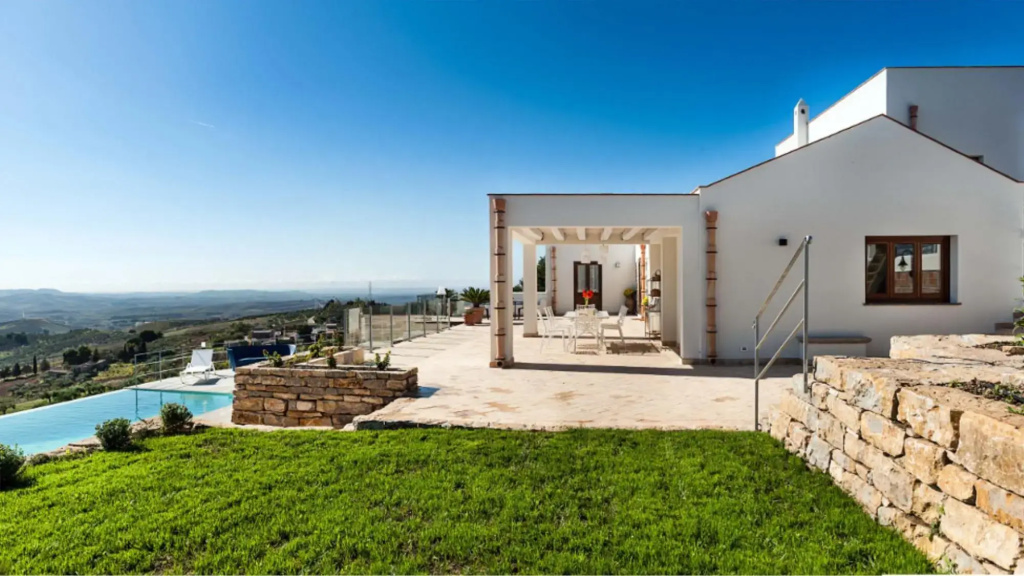 Exclusive villa with pool immersed in the Trapani countryside, at just 15 km from the seaside-VILLA EROICA