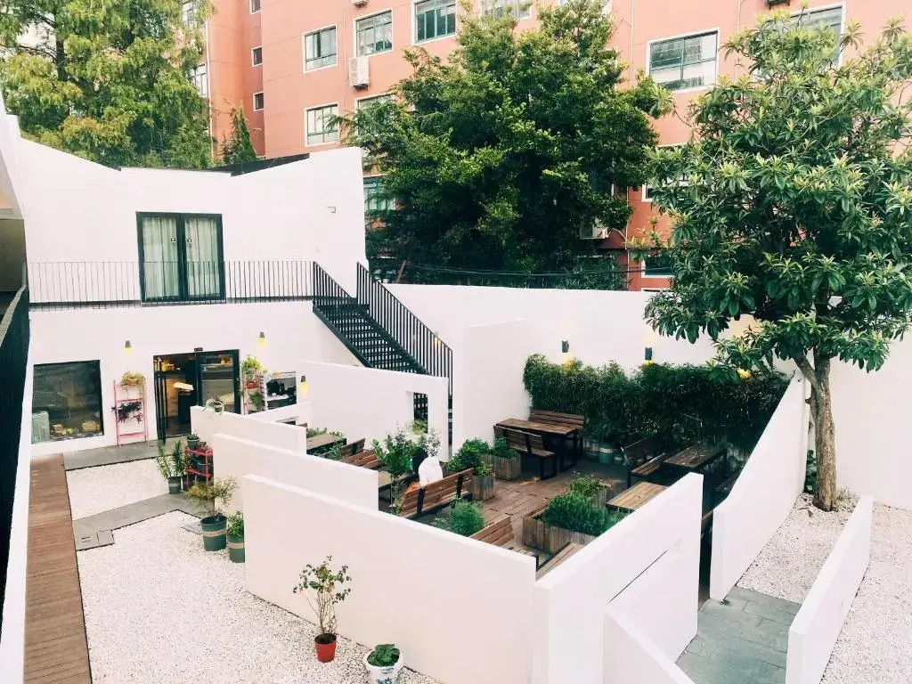 Hidden Garden Youth Hostel -Oriental Pearl &Lujiazui -Garden Social Area -Bar -Café -Free Laundry Luggage Storage -24H Front Desk -English Service