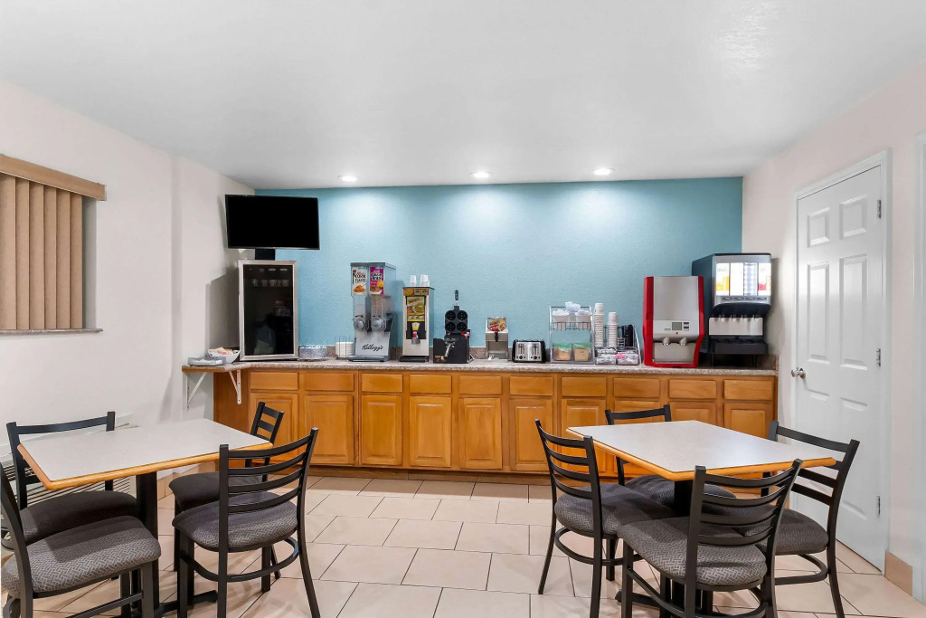 Super 8 by Wyndham Pleasanton