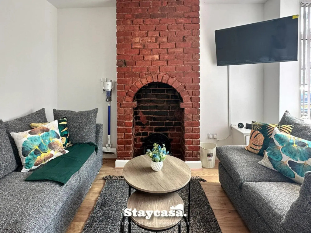 Stunning Design 3 Bedroom House Street Parking