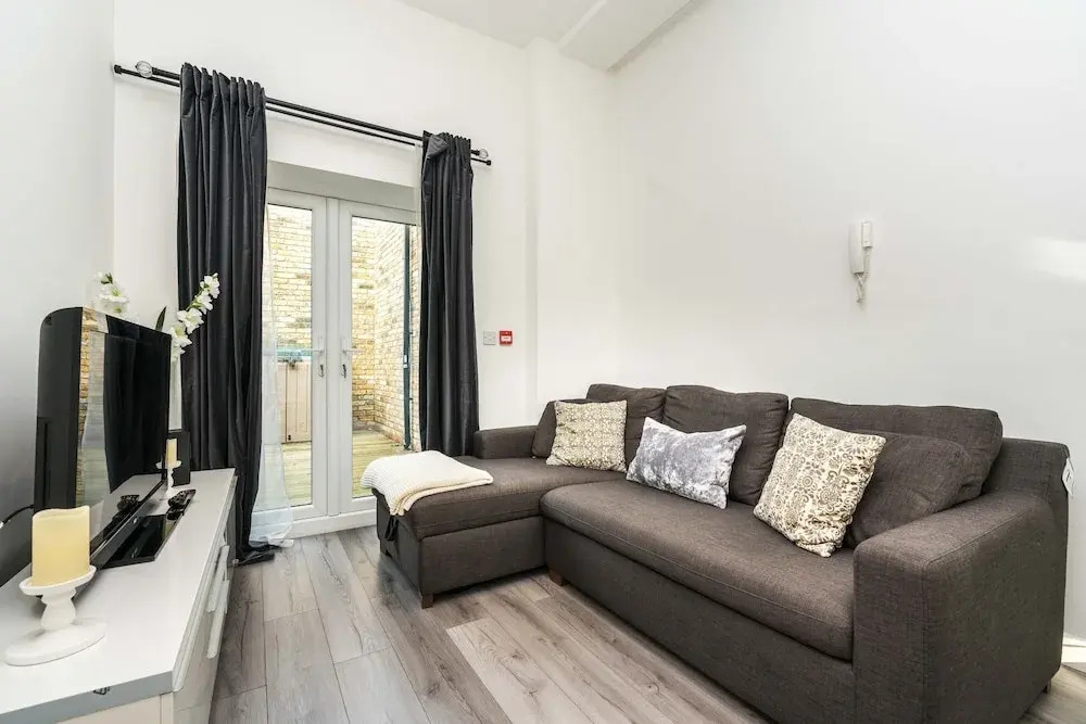 Modern 3BD House Near Heathrow and Tube Station