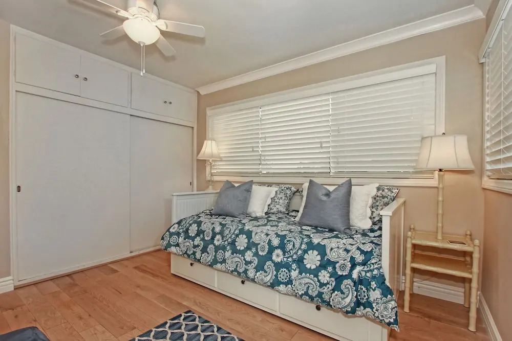 W. Bay Ave (68433) - 2 Br townhouse by RedAwning