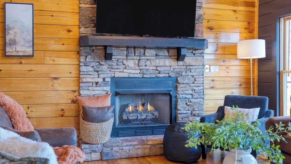 Game Room, Hot Tub & 3 Decks w/ Smoky Mountain Views Raccon Ridge by Avantstay