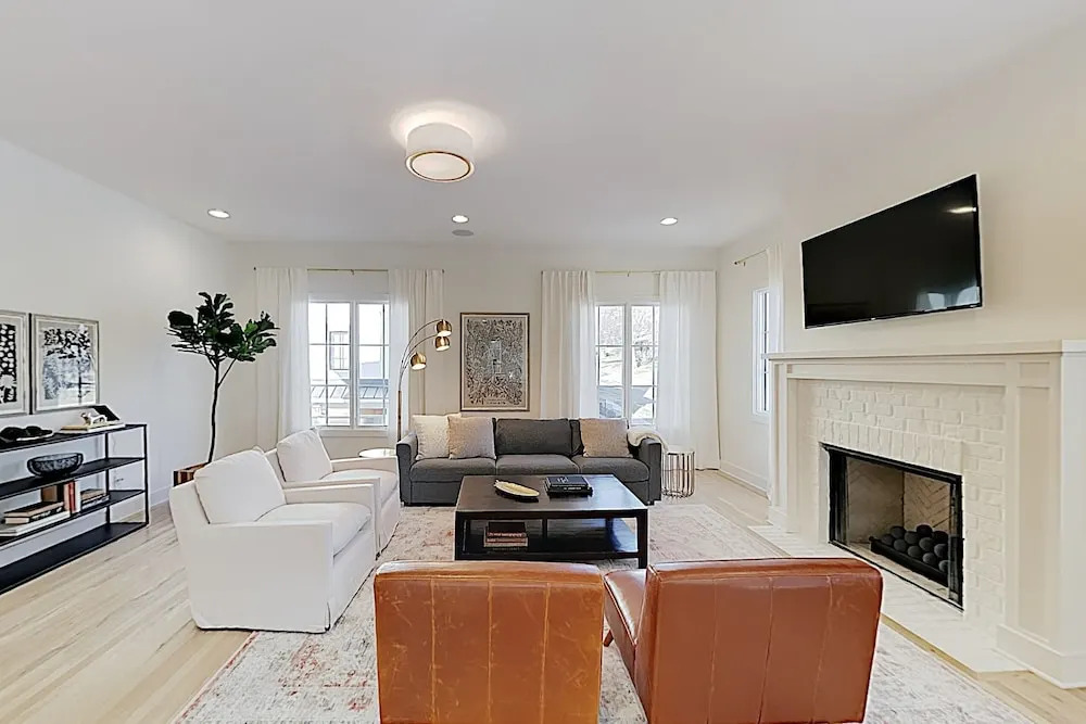 New Listing! Stylish All-suite End Unit W/ Garage 3 Bedroom Townhouse