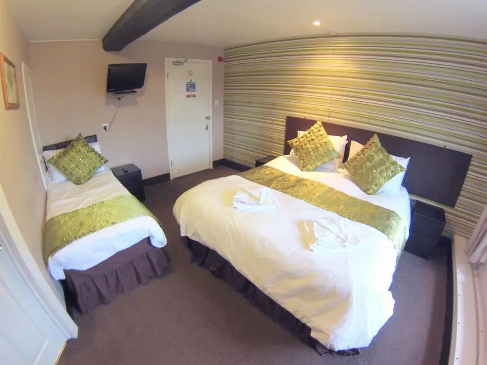 The White Lion Hotel with Free Parking, 1 Minute Walk to Yate Shopping Centre & Onsite Italian Restaurant
