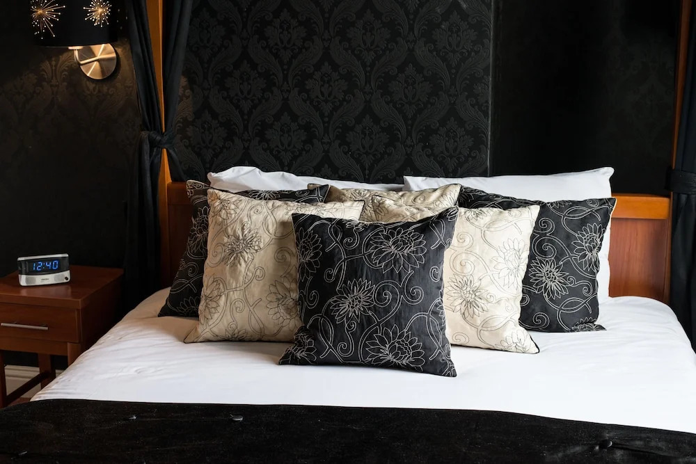 Thomas James Hotel