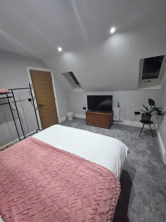Luxurious 5-bedroom House Rental With Scenic Countryside Views