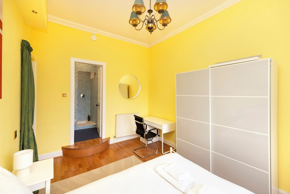 Stylish Southside Flat Near Old Town
