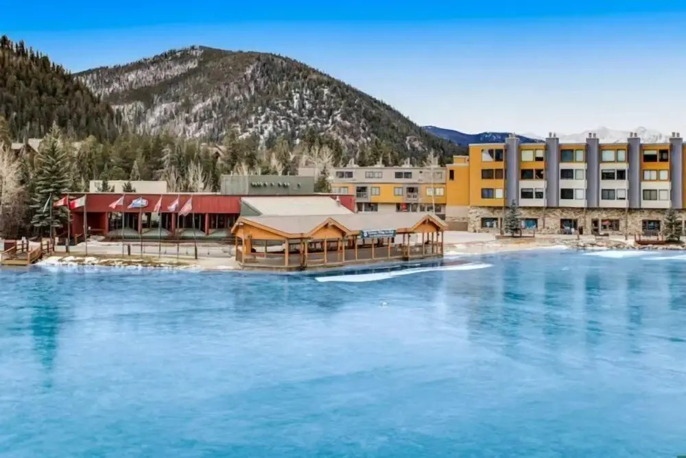 Lakeside Village 1 Bedroom Condo in Lakeshore Complex