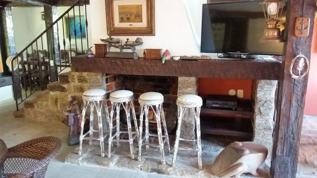 Ótima casa em condomínio fechado a poucos passos da praia