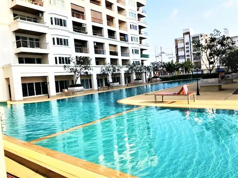 1-bedroom Pool-view Condo With Large Balcony - Jomtien