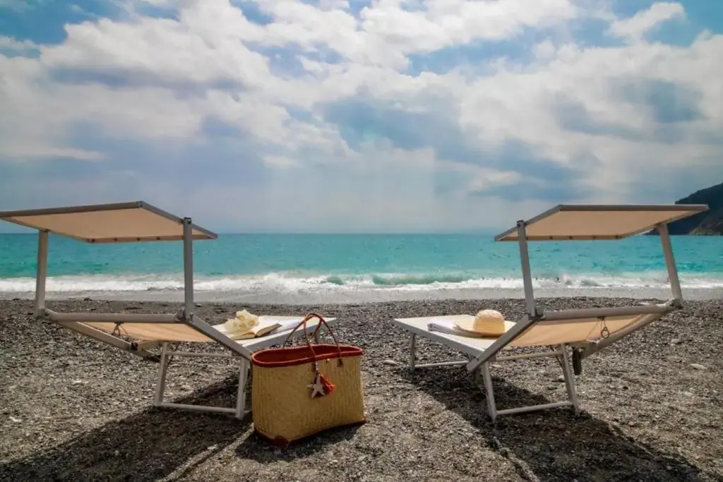 Casa Giulia - Apartment beachfront with 2 bedrooms, air conditioning and private parking, just 30 meters from the beach