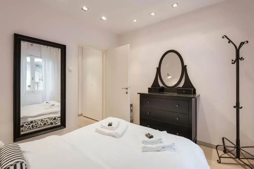 Stylish white 4 ppl apartment in City center
